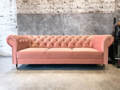 Różowa Sofa Chesterfield - Klasyczny Mebel z Pikowanym Oparciem