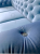 Sofa tapicerowana chesterfield niebieska z kryształkami - styl glamour