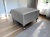 Pufa glamour Chesterfield Ikoo 19 – na tle eleganckiego wnętrza.