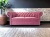 Pudrowy Róż Venus Velvet - Pikowana Sofa Chesterfield 2-osobowa z kryształami glamour.