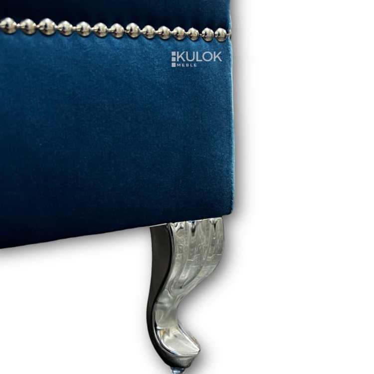 Srebrne detale luksusowego podnóżka chesterfield