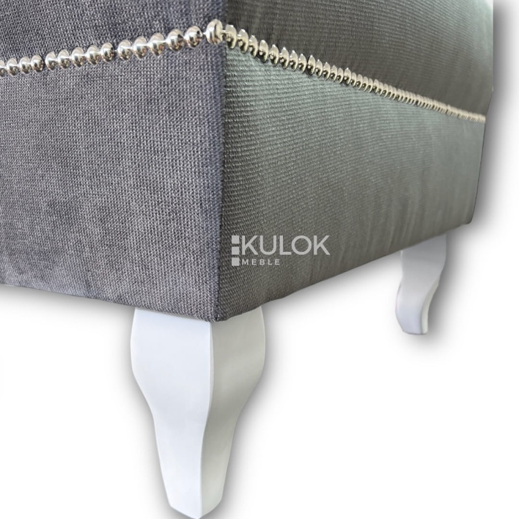 Detale podnóżka chesterfield