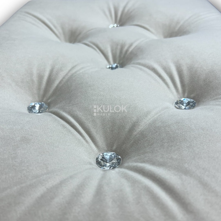 Kryształkowe dodatki w podnóżku Chesterfield