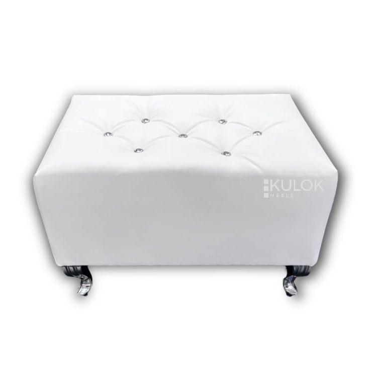 Podnóżek Chesterfield z ozdobnymi kryształami w polarnej bieli