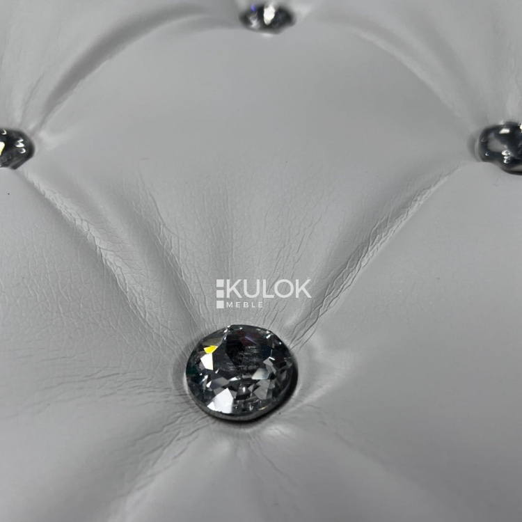 Srebrne akcenty: Podnóżek do nowoczesnych wnętrz