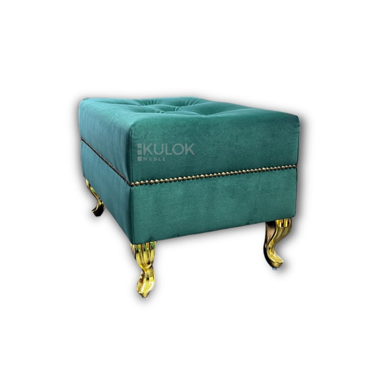 Pufa z guzikami materiałowymi złożonymi ze złota