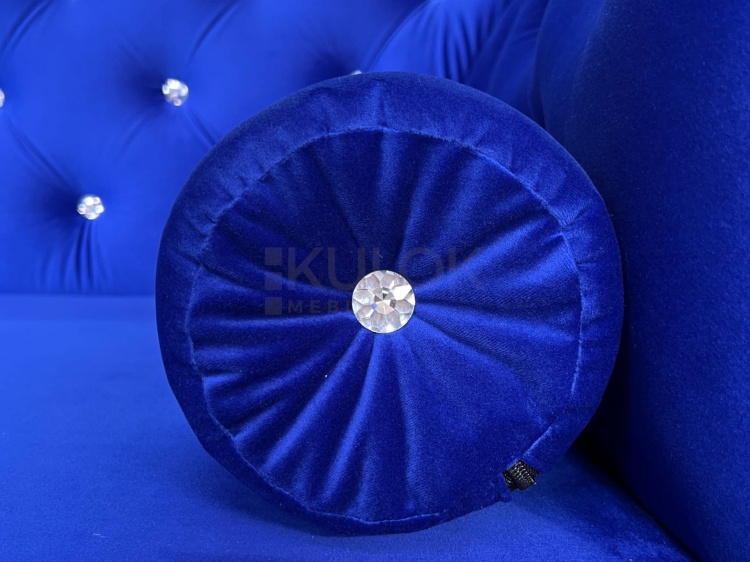 Poduszka wałek glamour w zestawie z szezlongiem chesterfield