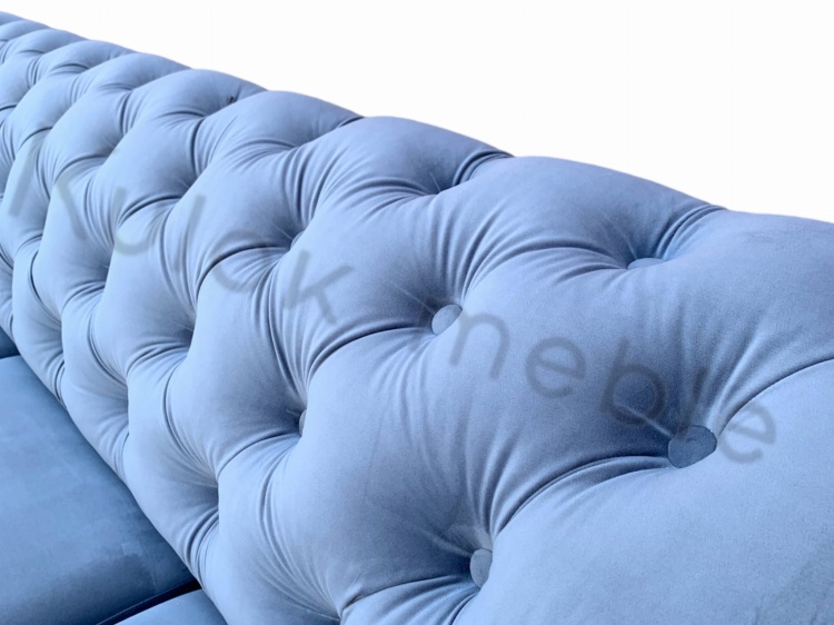 Ozdobne Guziki na Niebieskiej Sofie Chesterfield