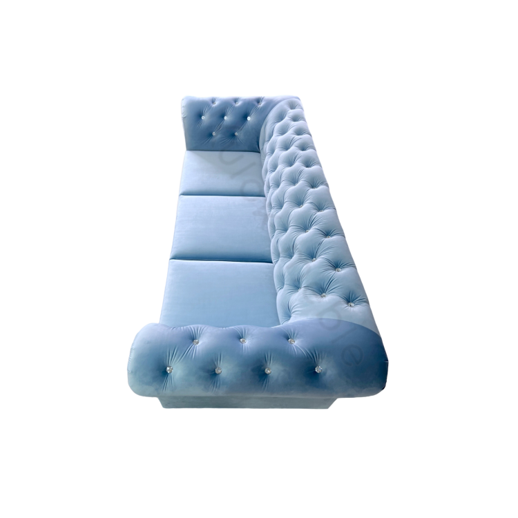 Komfort w delikatnym niebieskim odcieniu - Sofa Chesterfield TOKIO w Magic Velvet 2260.