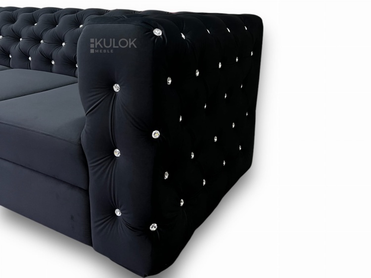 Kryształki są rozmieszczone równomiernie na oparciu i podłokietnikach kanapy.