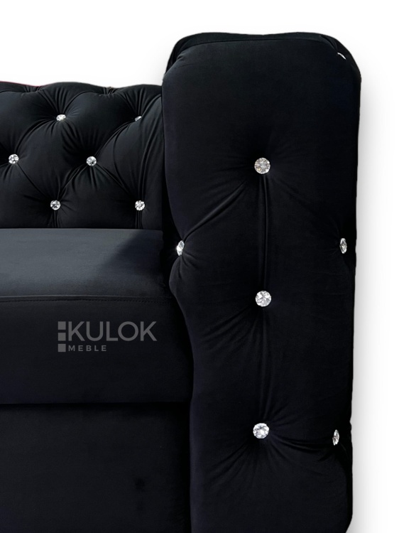 Detale wykończenia kanapy Glamour, takie jak ozdobne nóżki i przeszycia.