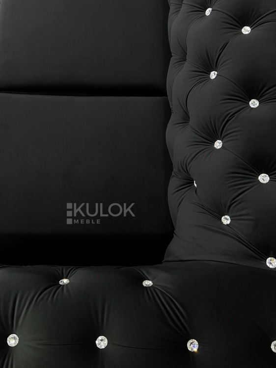 Szczegółowe zdjęcie pikowania oparcia kanapy Glamour z widocznymi kryształkami Swarovski.