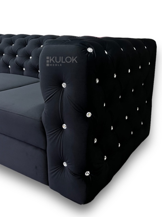 Ręczne pikowanie kanapy Glamour wykonywane przez doświadczonego tapicera.