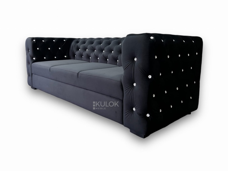 Sofa wykończona jest w całości z czarnego aksamitu Magic Velvet i ozdobiona kryształkami Swarovski.
