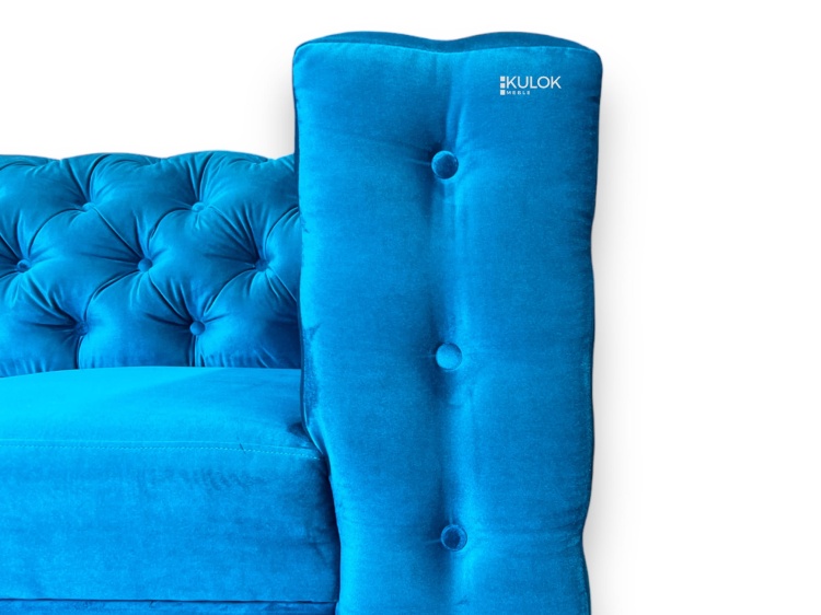 Szerokie podłokietniki kanapy 3-osobowej "Manchester" zapewniające komfortowy wypoczynek.