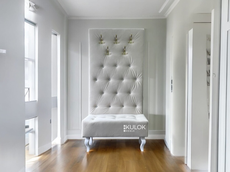 Garderoba Chesterfield Pikowana 130cm x 80cm ze Złotymi Wieszakami w realnym wnętrzu.