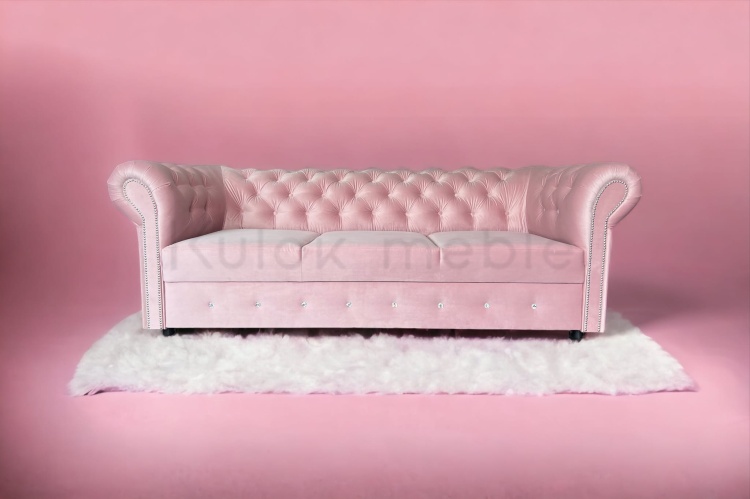 Sofy Chesterfield Berlin - harmonia elegancji i funkcjonalności. Pudroworóżowy velvet, funkcja spania, pikowane guziki i kryształki Swarovski tworzą unikalny mebel polskiego producenta.