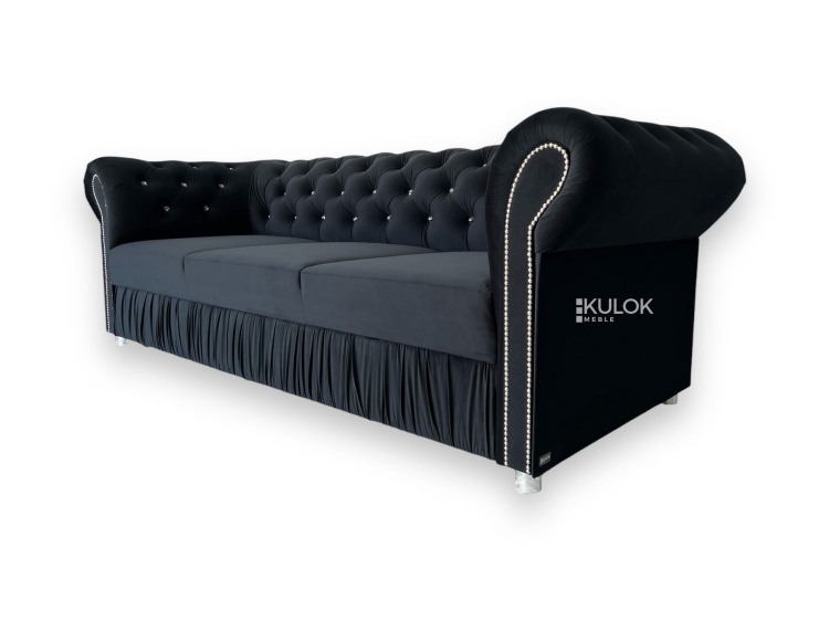 Elegancka czarna kanapa chesterfield z kryształkami i cekinami, funkcja spania, styl glamour.