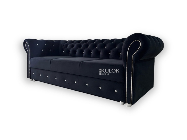 Czarna welurowa sofa Chesterfield z ozdobnymi srebrnymi nogami