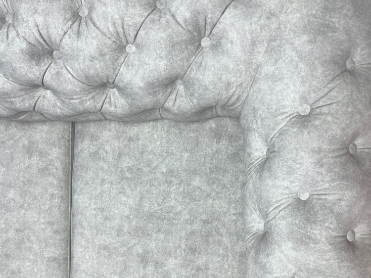 Leżanka Chesterfield szara z guzikami i ćwiekami – rozkładana leżanka glamour