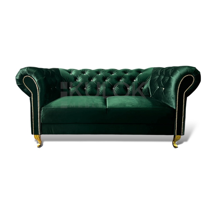 Sofa Chesterfield Lux w butelkowej zieleni - tkanina premium Primo 8818 Velvet, pikowanie kryształami Swarovski, złote detale, błyszczące złote nogi Ludwik chrom.