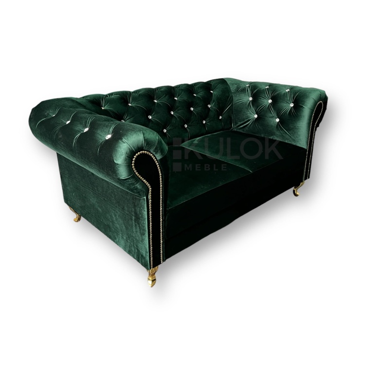 Wyjątkowa sofa Chesterfield dwuosobowa Lux w ciemnej zieleni - tkanina Primo 8818 Velvet, eleganckie pikowanie kryształami Swarovski, złote listwy i nogi Ludwik chrom.