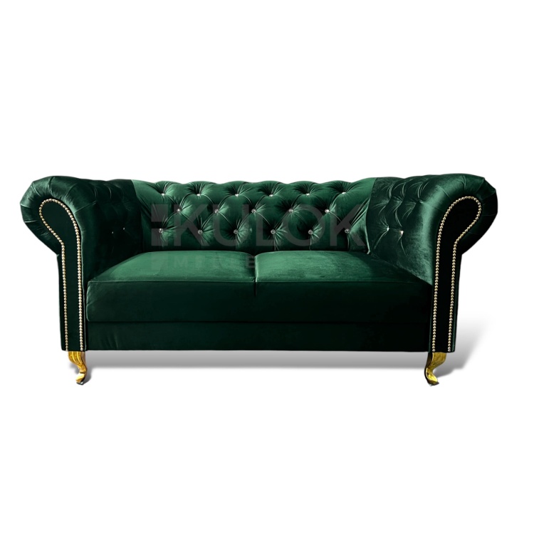 Elegancka sofa Chesterfield Lux w ciemnej zieleni - tkanina Primo 8818 Velvet, pikowanie kryształami Swarovski, złote ozdobne elementy, błyszczące złote nogi Ludwik chrom.