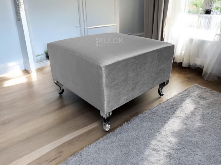Pufa glamour Chesterfield Ikoo 19 – na tle eleganckiego wnętrza.