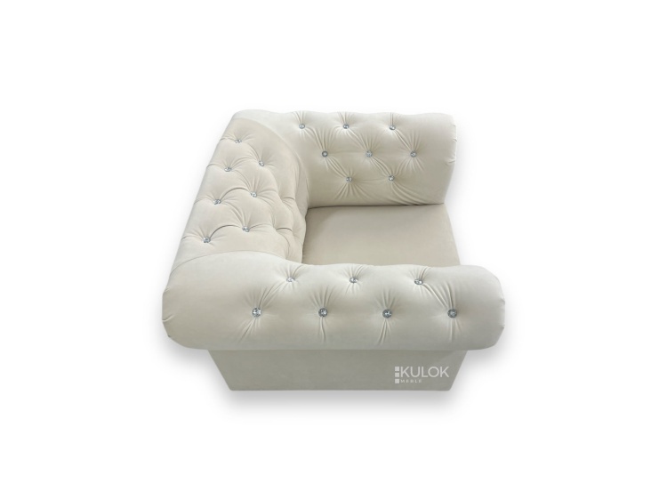 Fotel tapicerowany srebrnymi ćwiekami i nogami