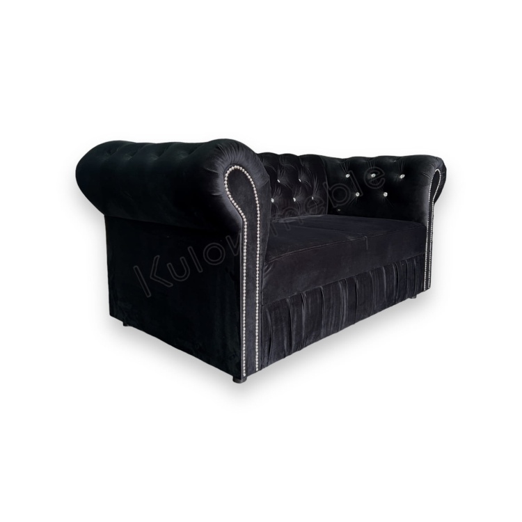 Srebrne Listwy i Marszczenie Tkaniny - Unikalne Detale Pikowanej Sofy Dwuosobowej.