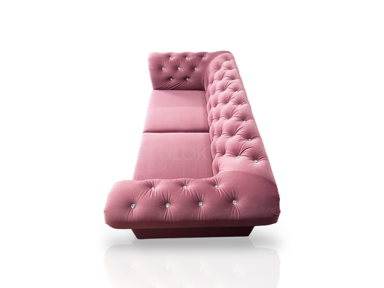 Pudrowy Róż - Luksus w Detalach Eleganckiej Chesterfield.