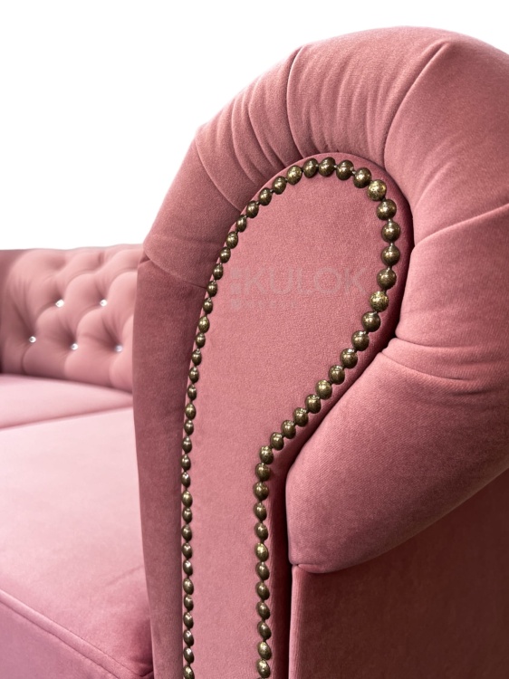 Sofa Chesterfield - Pikowana Elegancja w Pudrowym Różu.