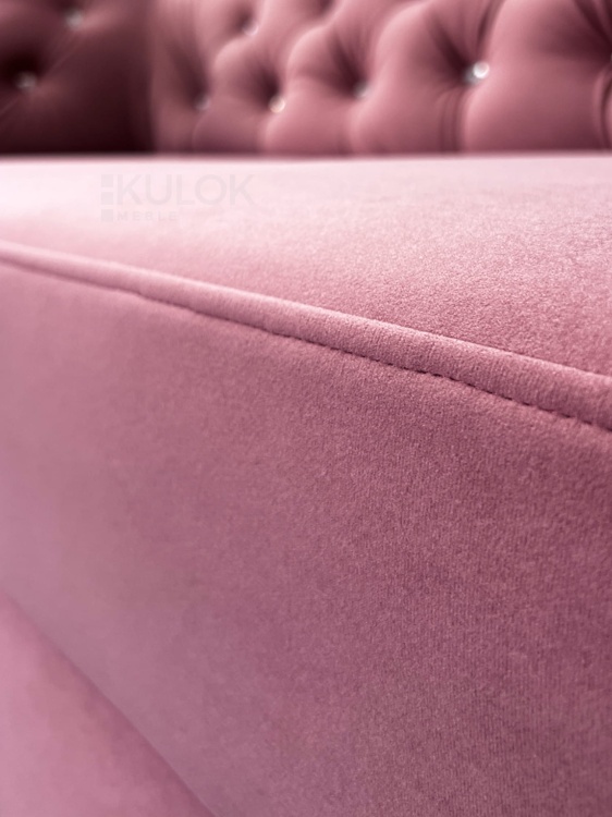 Elegancja sofa w brudnym różu z siedzisko wygodne chesterfield