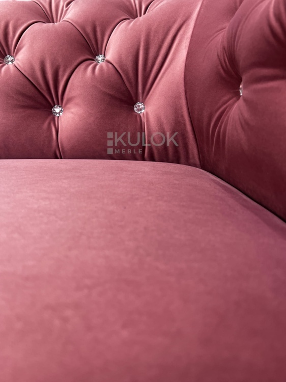 Sofa pikowana chesterfield glamour różowa kryształ w tkaninie PREMIUM+ VENUS VELVET