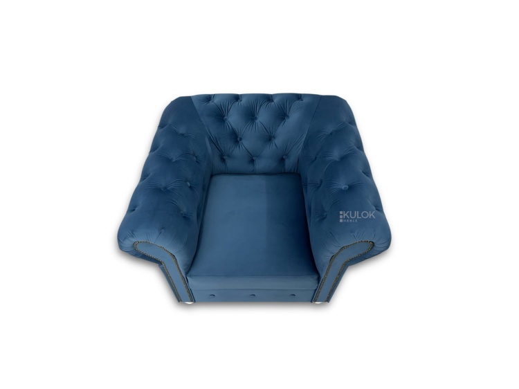 klasyczny fotel Chesterfield z toczonymi nogami