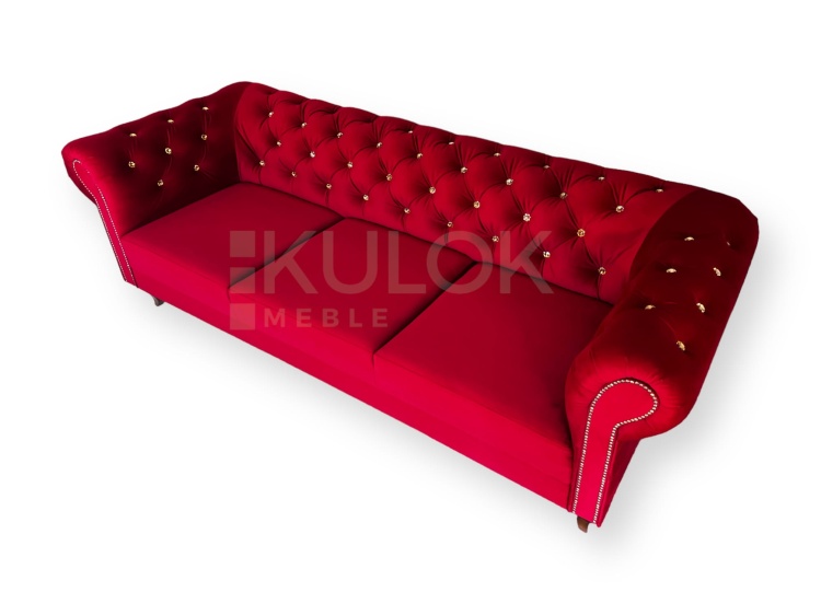 Czerwona Sofa Chesterfield z Dodatkami Złota - Luksus w Każdym Szczególe.