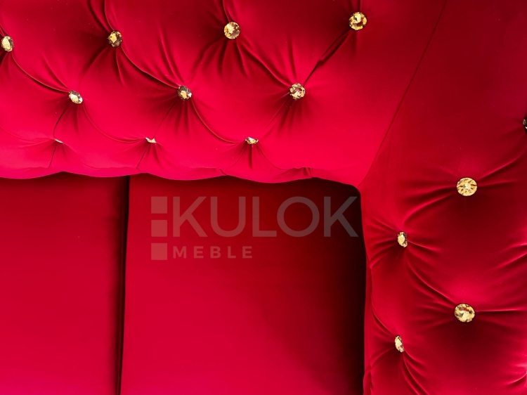 Venus Velvet 2926 - Złoto-Brązowe Kryształki na Czerwonej Sofie Chesterfield.