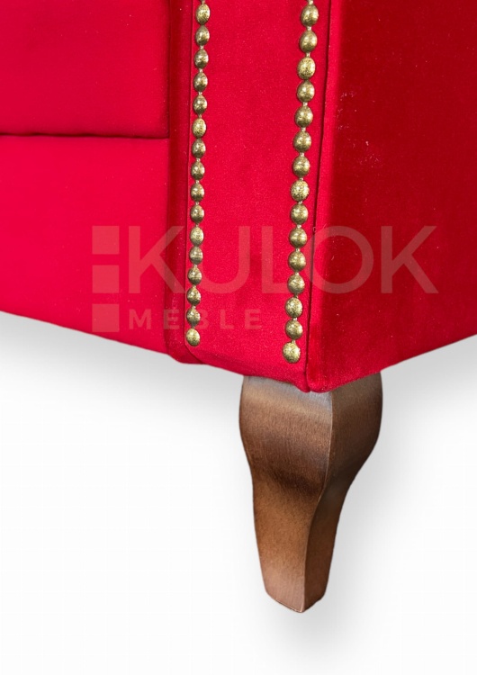 Wysokie Nogi Ludwik - Trzyosobowa Sofa w Królewskiej Czerwieni.