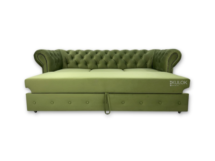 Klasyczna sofa Chesterfield z ozdobnymi ćwiekami i tapicerowanymi guzikami