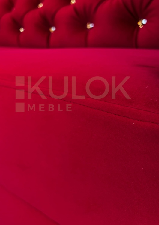 Czerwona Sofa Chesterfield z Dodatkami Złota - Luksus w Każdym Szczególe
