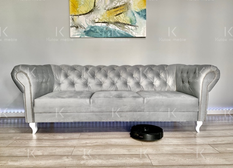 Szary Welur Prestige 2770 - Trzyosobowa Sofa Chesterfield Pikowana Guzikami. Wysokość mebla odpowiednia dla robota sprzątającego.