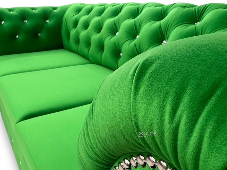 Sofa glamour do salonu – pikowana kanapa z kryształkami
