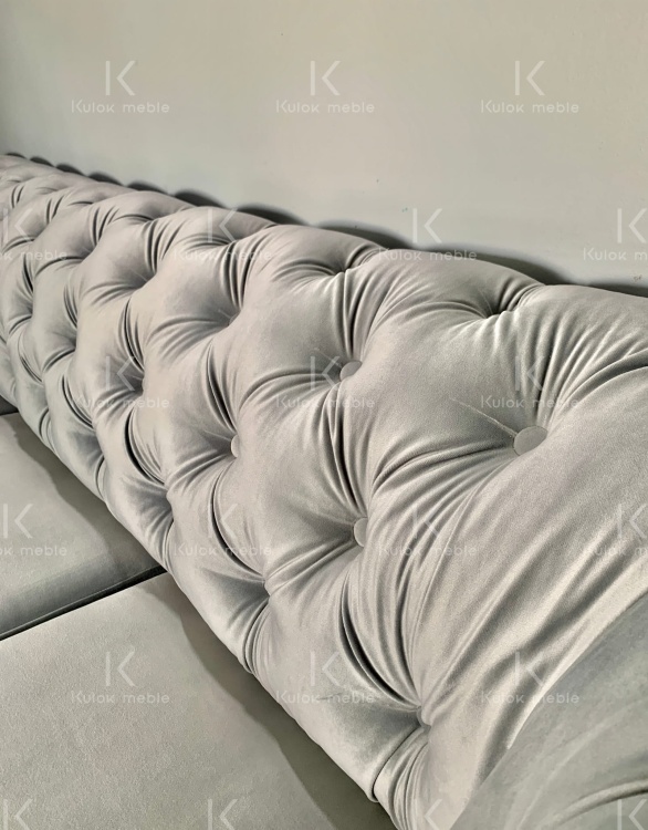 Pikowana Sofa Chesterfield z Guzikami - Wzorniczy Detal na Oparciu. Wysokie oparcie w sofie.
