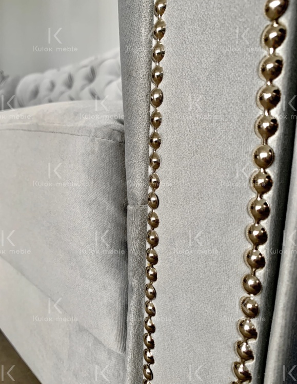 Prestige 2770 - Subtelność i Luksus na Trzyosobowej Sofie Chesterfield. Listwy ozdobne na meblu.