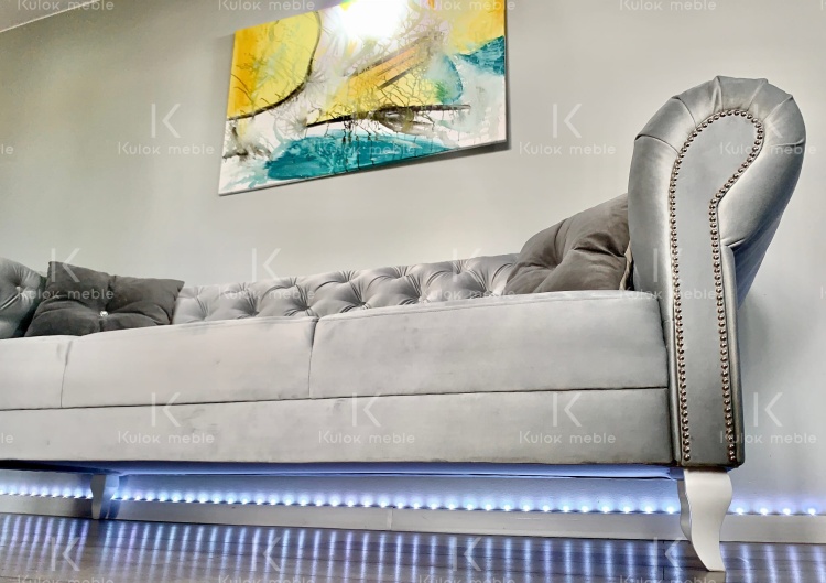 Białe Nogi Ludwik - Stylowe Podparcie dla Szarej Sofy Chesterfield.