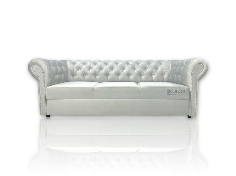 elegancka sofa Chesterfield pikowana srebrne guziki i ćwieki