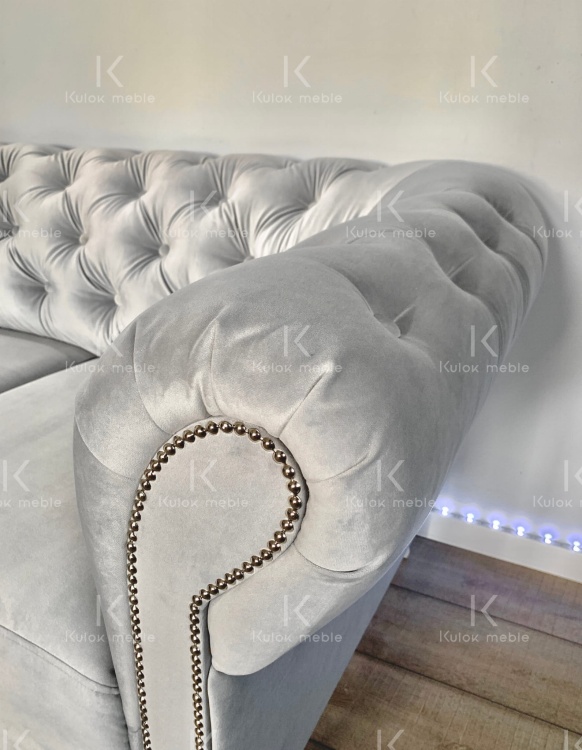 Welurowa Miękkość - Szara Sofa Chesterfield dla Eleganckiego Salonu z pikowaniem.