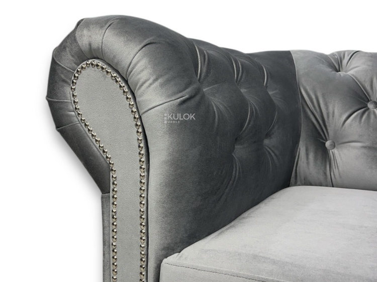 Stylowy fotel Chesterfield ze srebrnym pikowaniem i ćwiekami