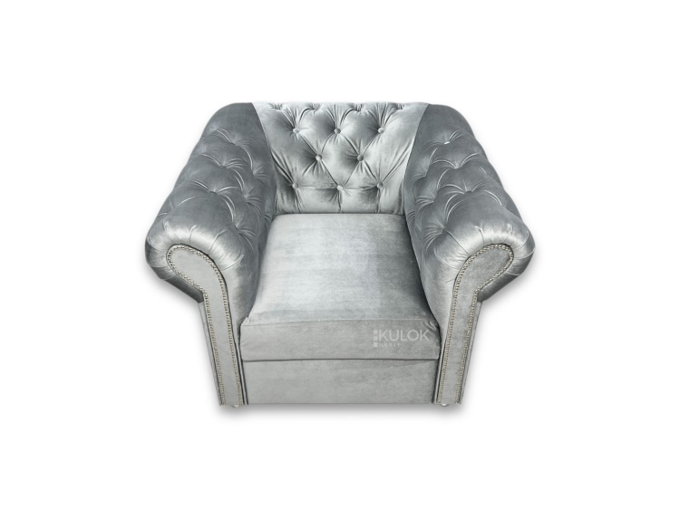 Elegancki fotel Chesterfield na srebrnych nogach