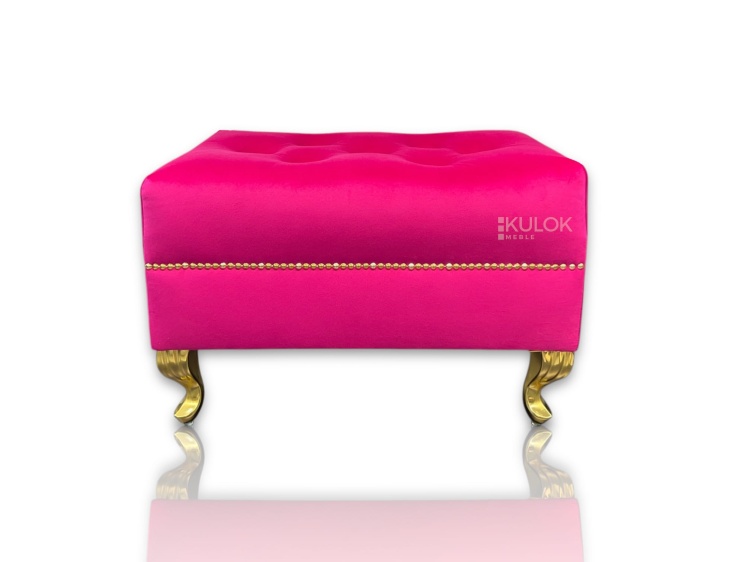 Podnóżek Chesterfield Amor Velvet fuksjowy róż z nogami Ludwik i złotymi dodatkami